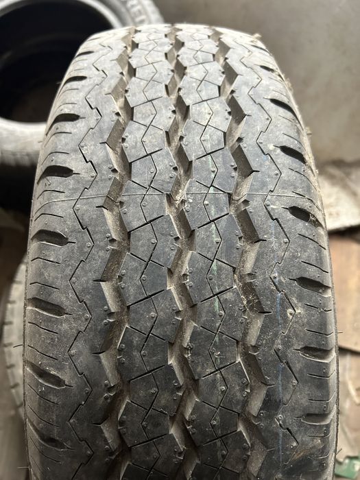 Un cauciuc nou 215/70/15c