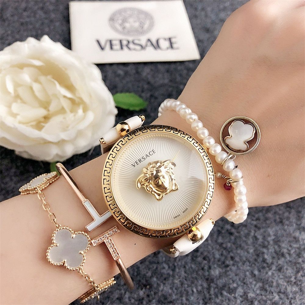 Дамски ръчесн часовник Versace с кожена каишка