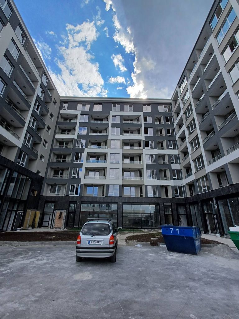 Продава се Двустаен апартамент в Бургас, Лазур - 74 кв.м за 1555 €/кв.м - Снимка #1