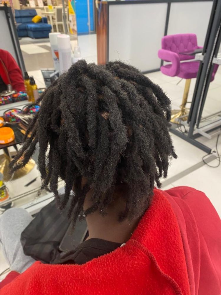 Negresa execut codite afrobraids, spicuri, dreduri si suvite sclipici