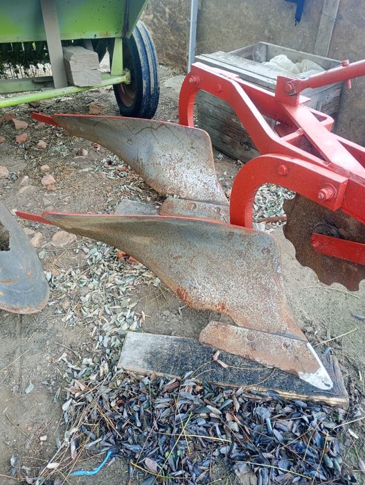 Vând plug cu doua brazde