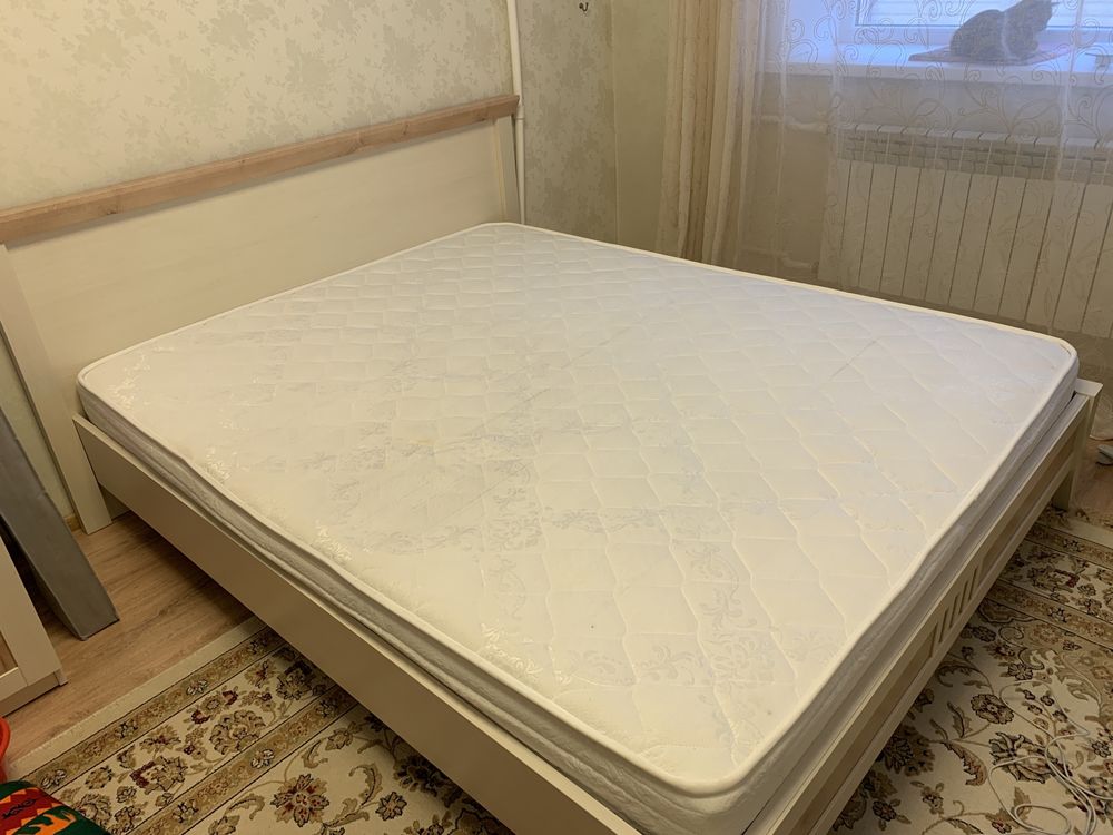 Продам кровать двухспальнюю с матрасом в хорошем состоянии