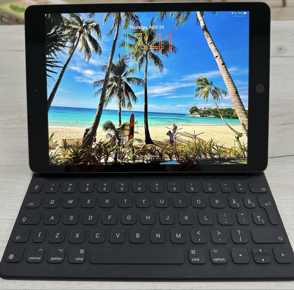 iPad 8th Gen 32GB + Apple Smart Клавиатура