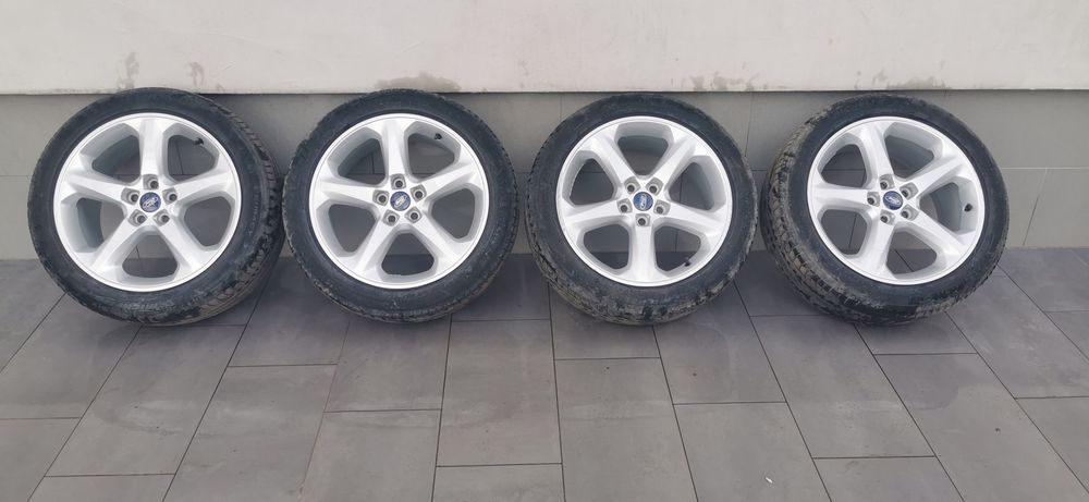 Vând set anvelope vara 235/45/18