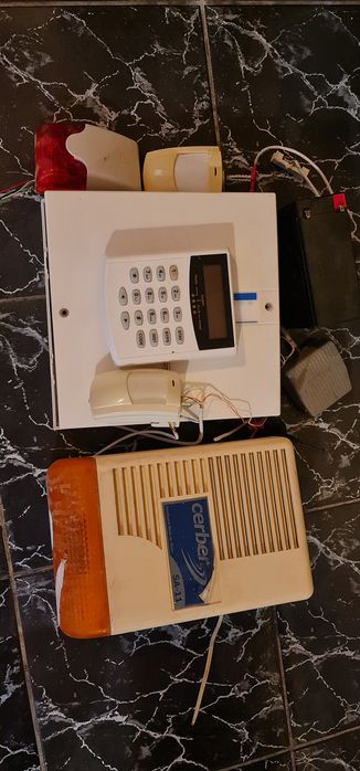 Alarmă perete folsita