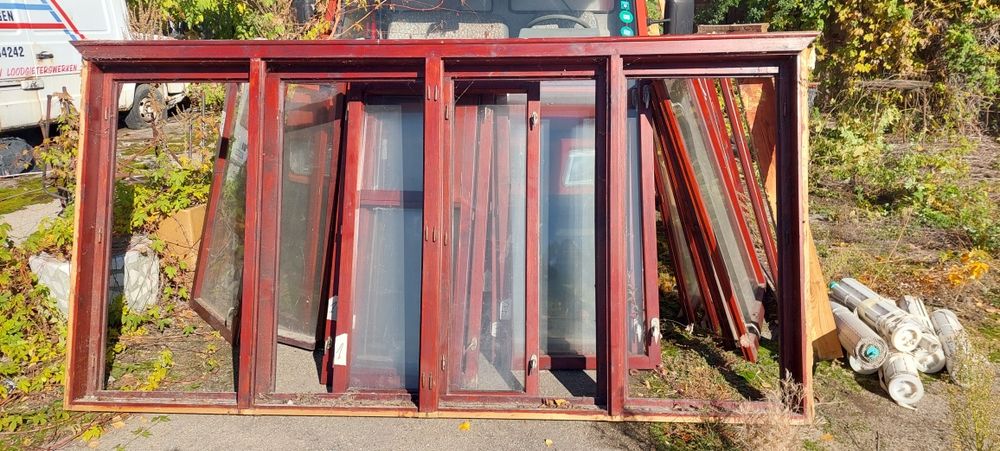 Дървена дограма с черчевета и стъкла
