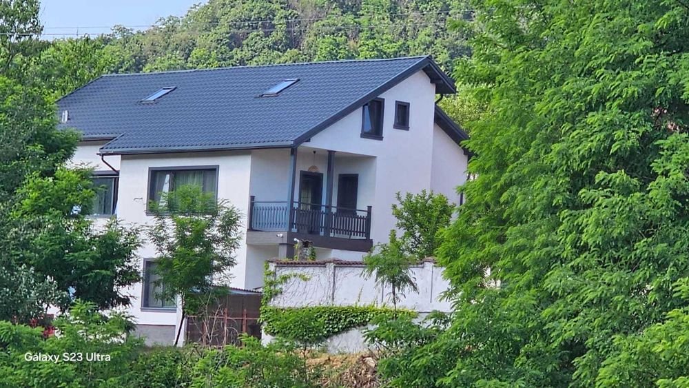 Casă nouă modernă în duplex  Vladesti, într-o zonă liniștită și verde
