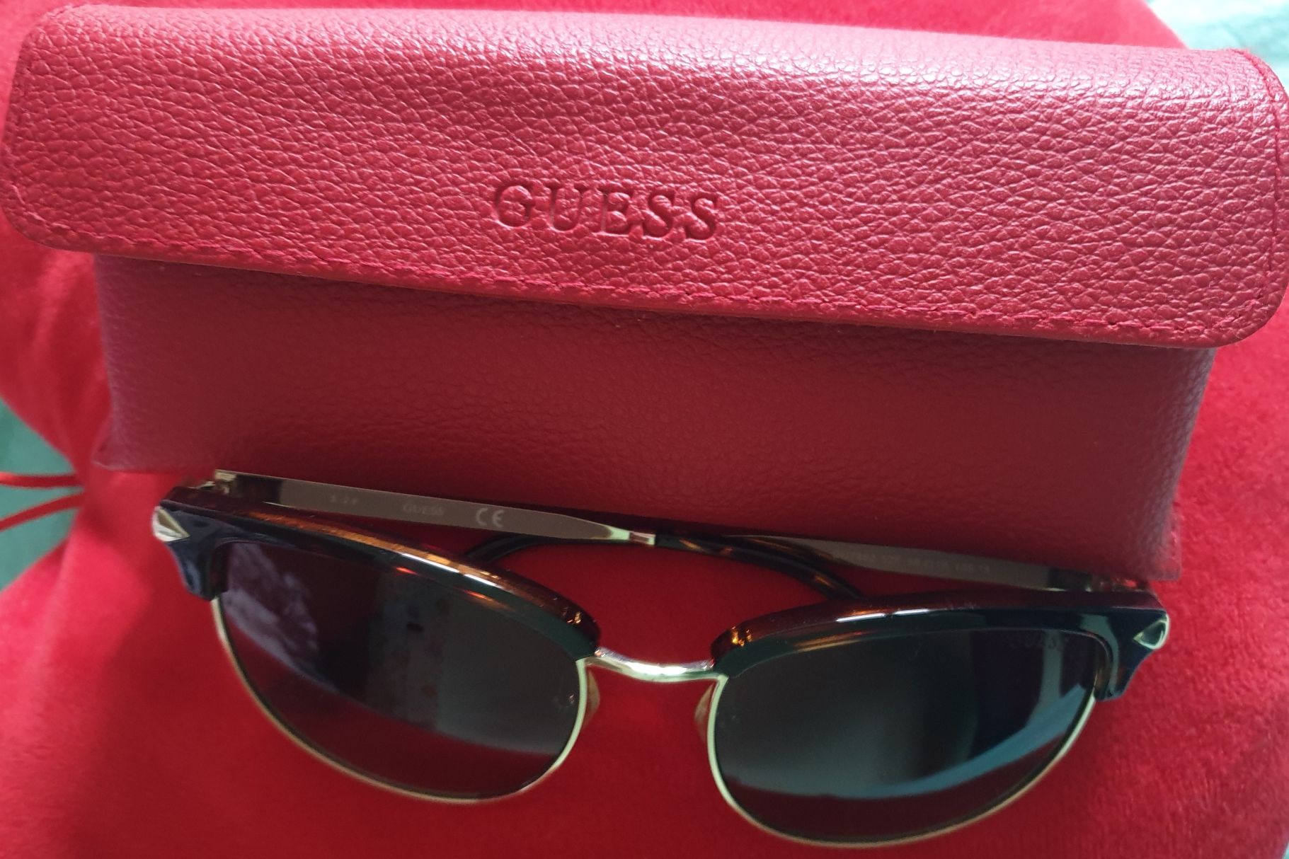 Ochelari de soare Guess