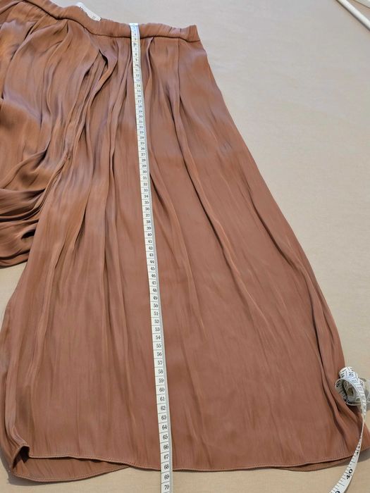 pantaloni culottes de la MNG cu o textură plisată