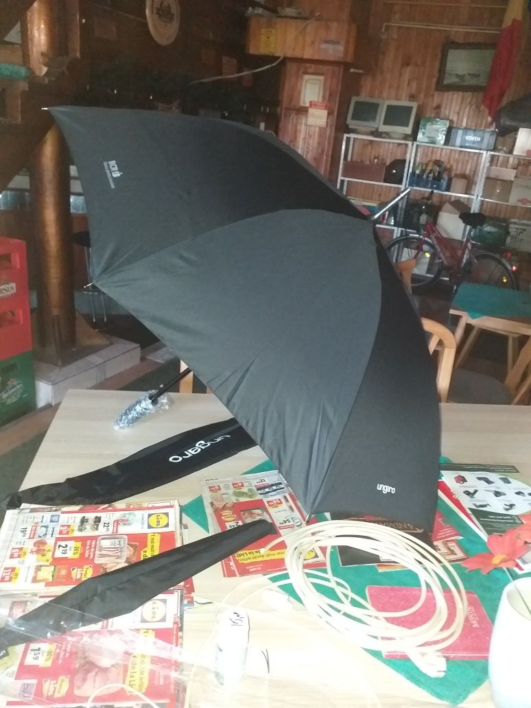 Vand umbrele două modele pentru a va proteja de ploaie