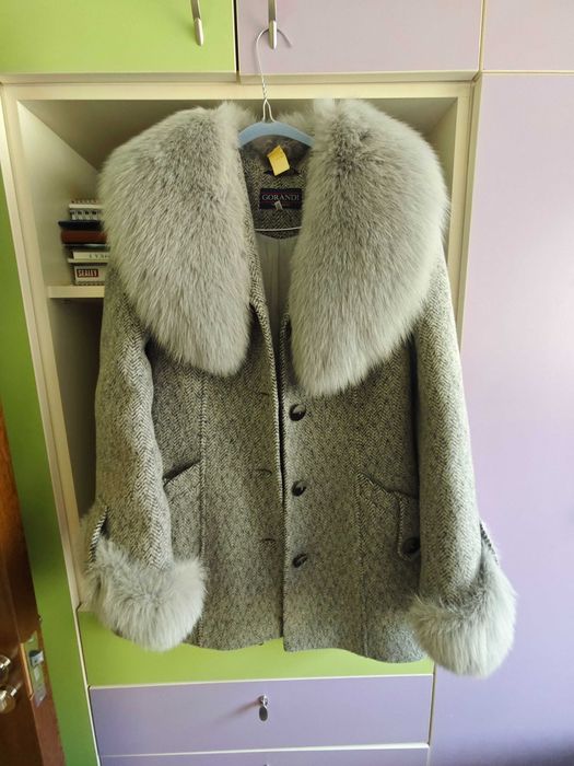 Вълнено палто с естествена яка от лисица