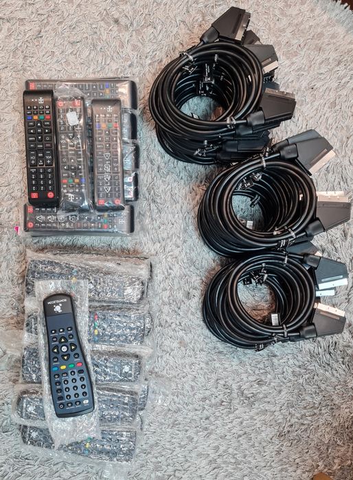 Vand lot de telecomenzi si cabluri scart
