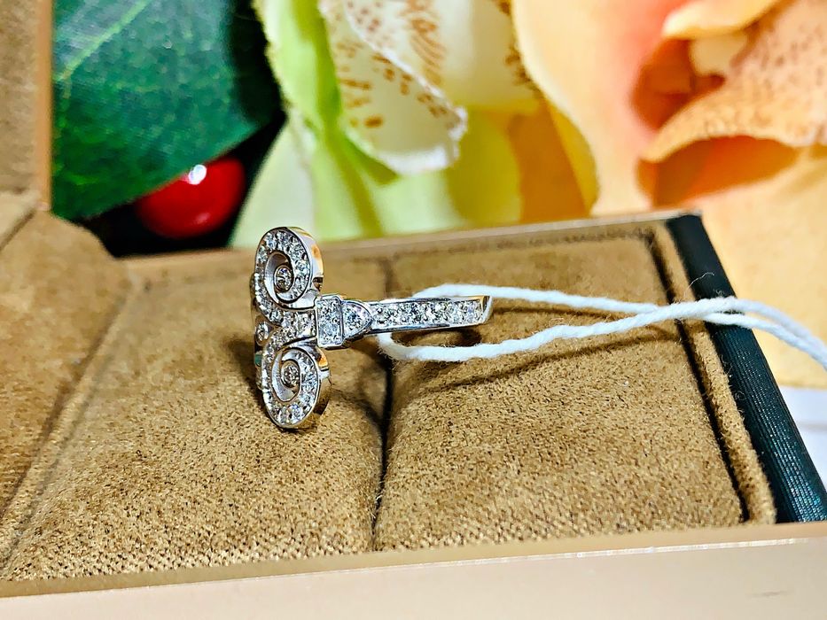 Золотое кольцо с бриллиантами модели Tiffany & Co