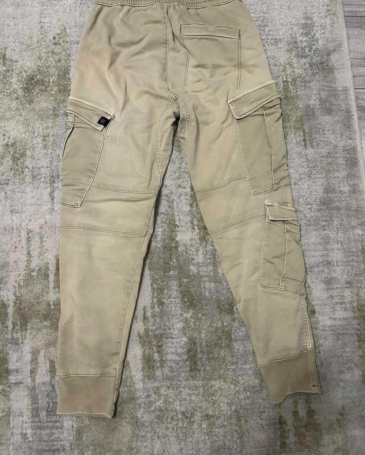 pantaloni cargo crem