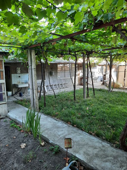 Продавам къща на 2 етажа с 2 гаража и доп. постройки