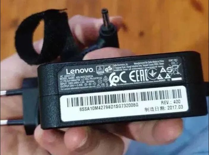 Зарядка, блок питания на ноутбук Lenovo и шнур питания
