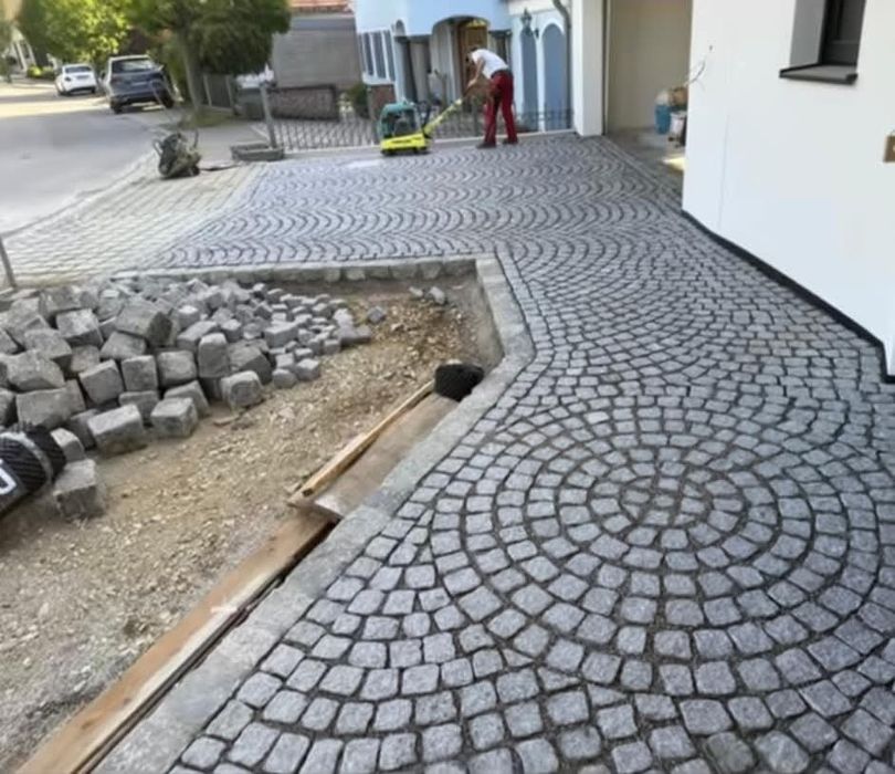 Vindem piatră și montam.