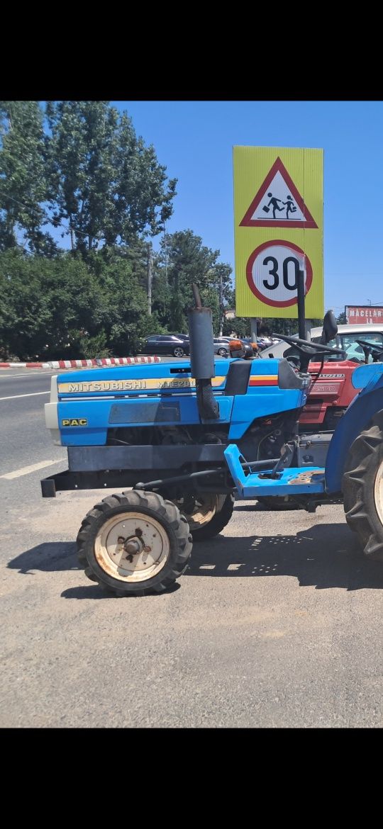 Vând tractoras japonez 20cp cu plug