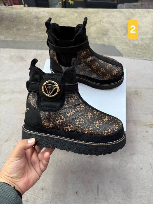 Ghetuțe Guess pentru dama