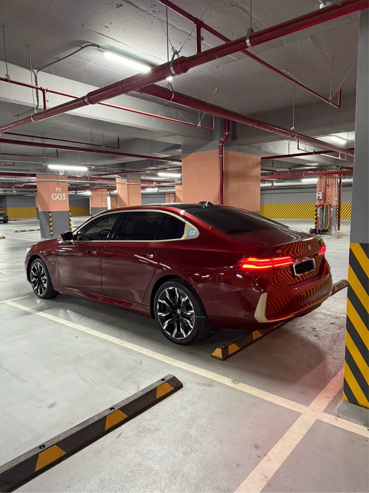 BMW i5 luxury full position