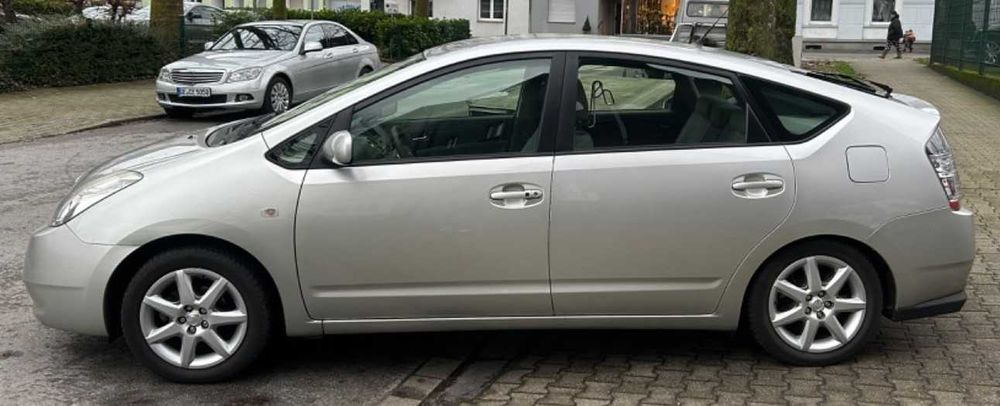 Inchiriere masini automate auto masina Rent a Car Toyota Prius Hybrid