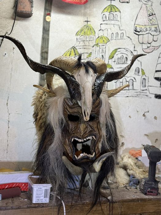 Много голяма кукерска маска