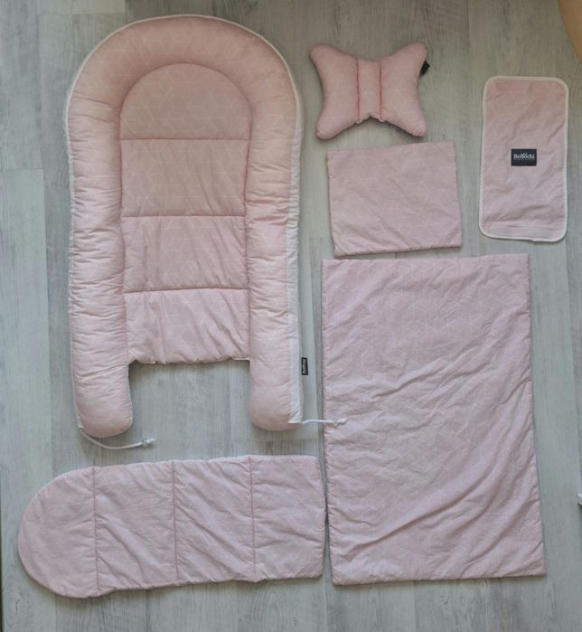Set 5 piese Bellochi cosulet bebe, lenjerie, salteluta si perna bebe