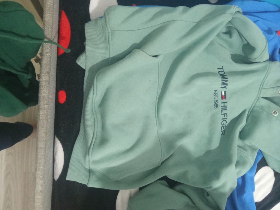 Vând bluza cu gluga Tommy
