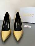 Златни обувки на висок ток Guess