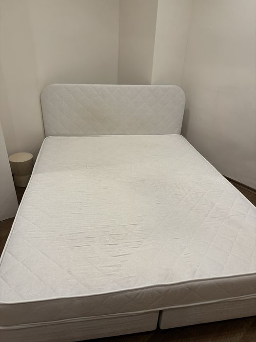 Спалня с двулицев матрак.