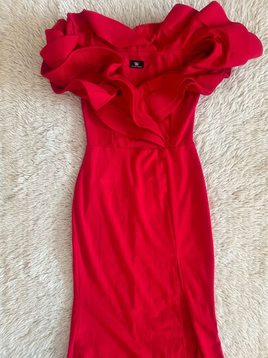 Червена дълга рокля