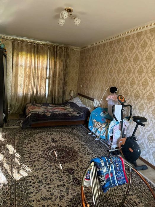 Зангиота зиёратгохи яқинида 4,5 сотихли, 6 хонали ховли сотилади.