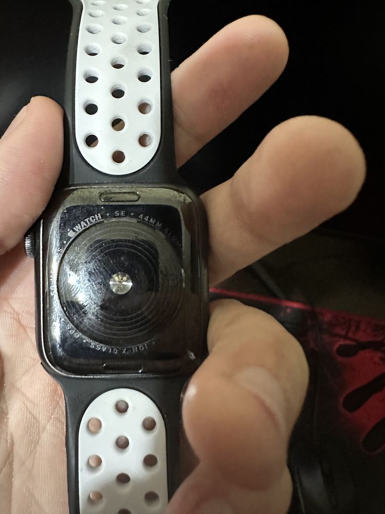 Продам Apple Watch SE 44mm или обменяю на серию выше с моей доплатой