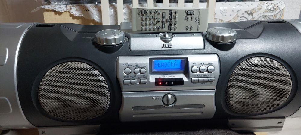 Vând sistem Boombox JVC RV-NB10B în stare perfectă de funcționare