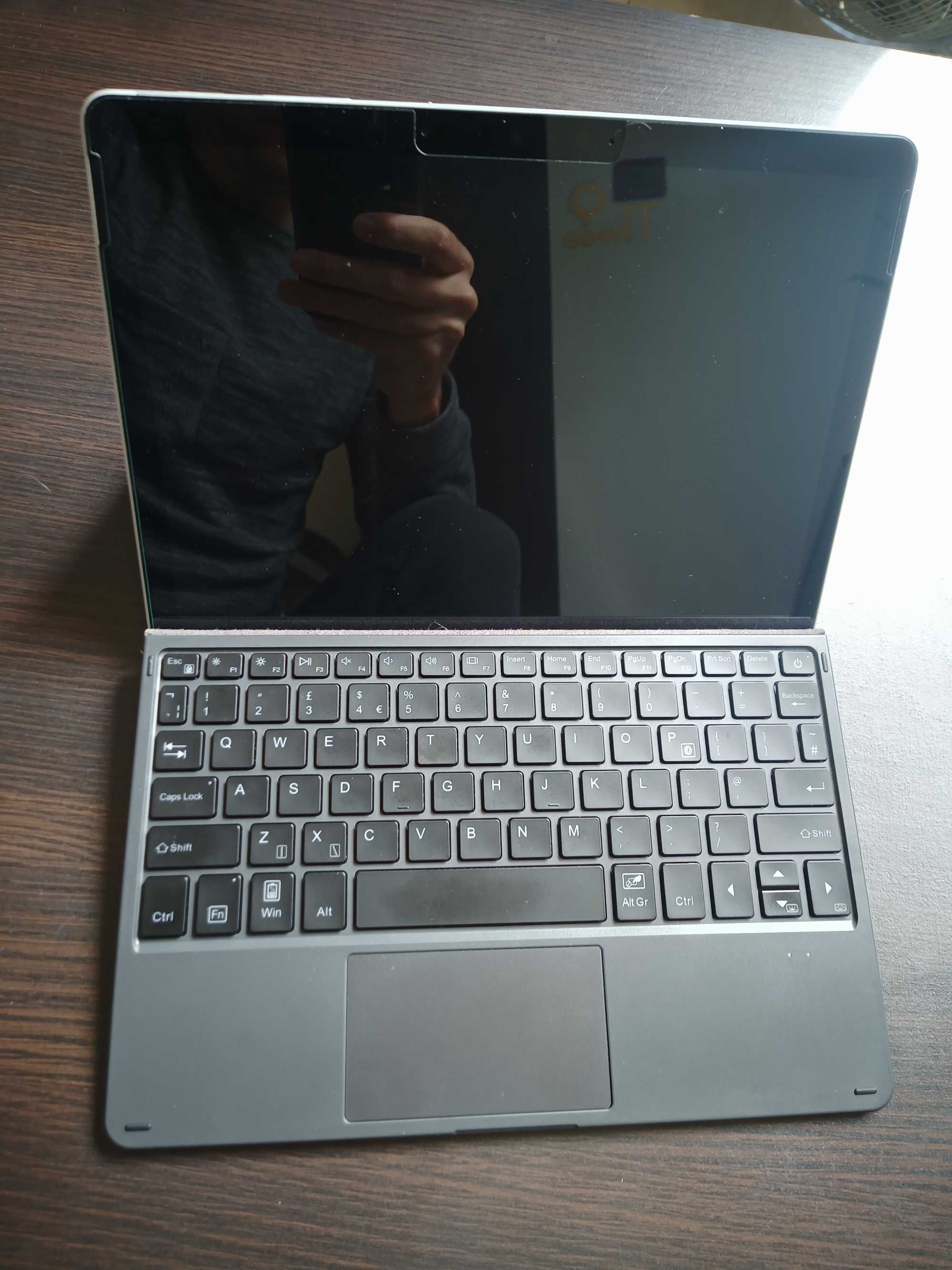 Surface Go 2 + Стъклен протектор + клавиатура.