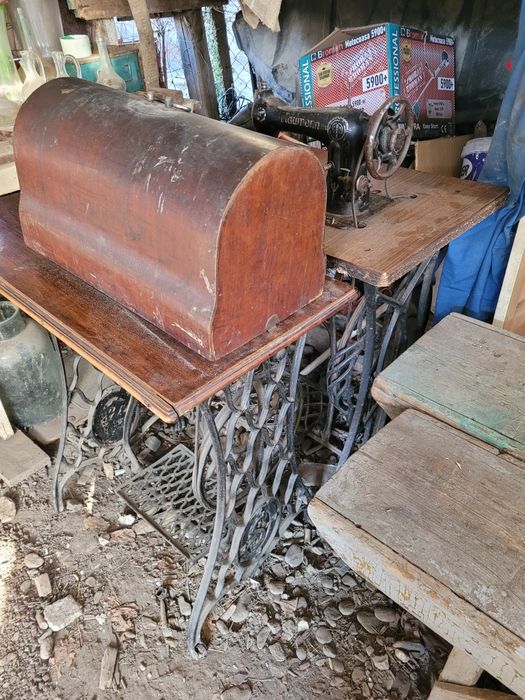 Două mașini vechi de cusut