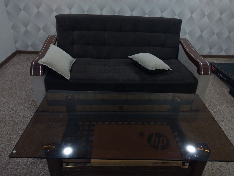 Диван и стол хороший