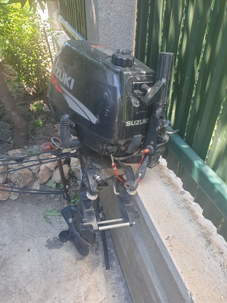 Vind barca pneumatica cu motor Suzuki 6 cp