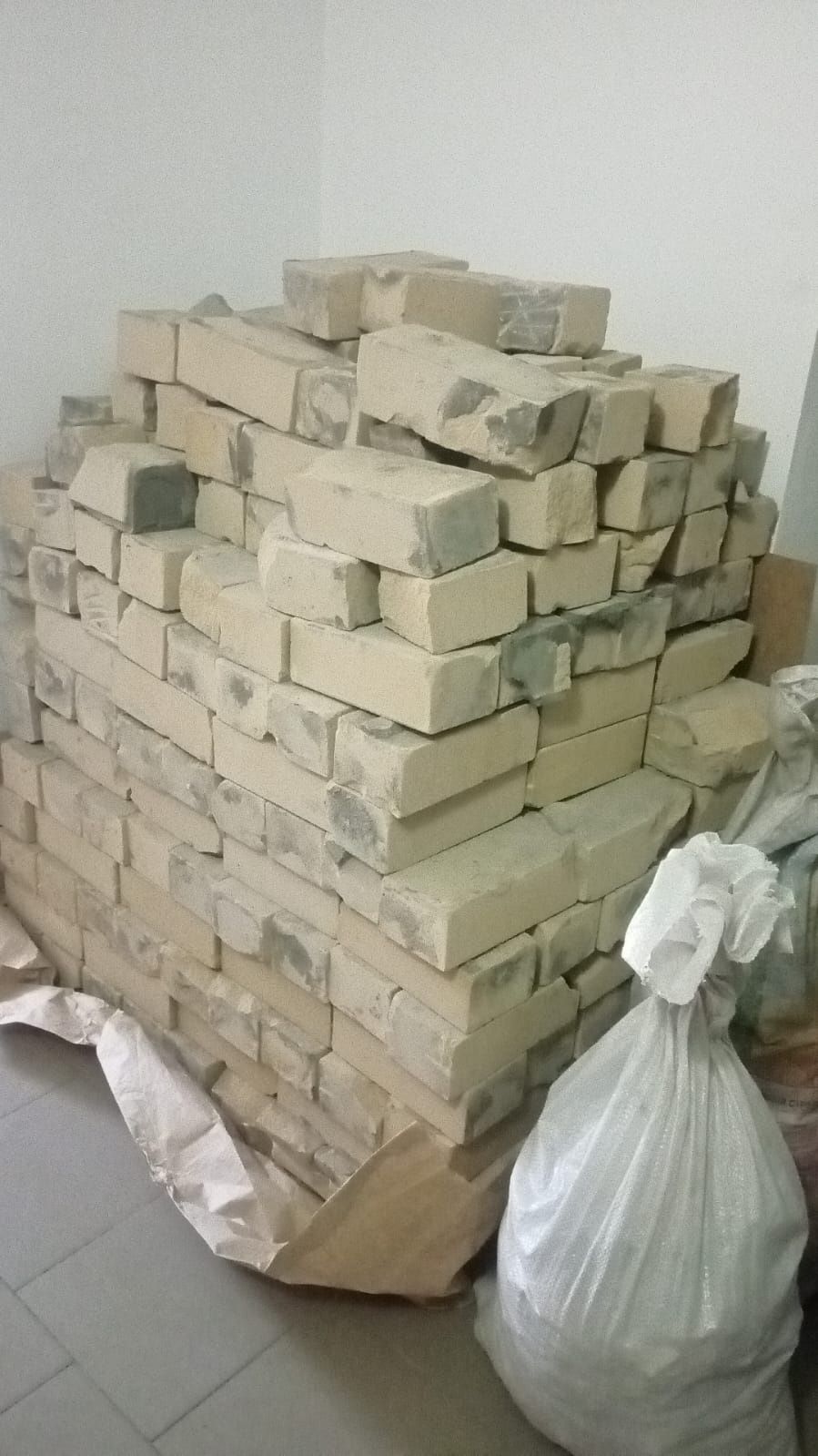 Продам кирпич б/у не дорого, торг, срочно,