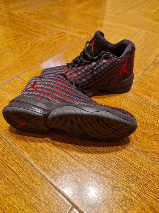 Adidasi jordan B. Fly