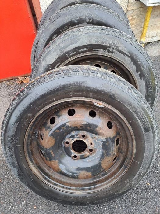 Vând 4 cauciucuri iarna cu jante Logan