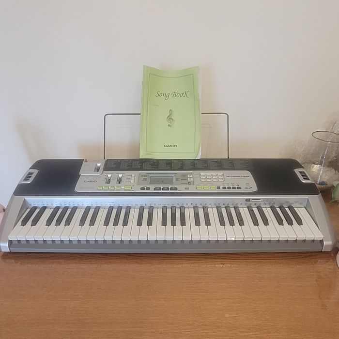 Продам синтезатор Casio LK -200S, Япония