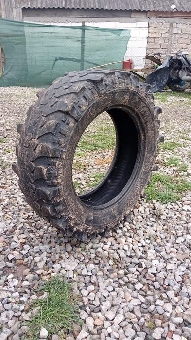 Vând cauciucuri pentru jeep
