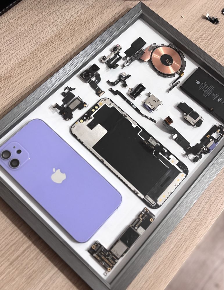 Уникатна картина от части на iPhone 12 – ръчна изработка, лилав цвят