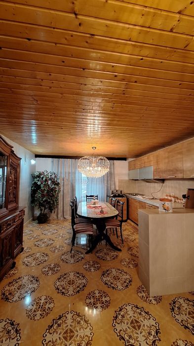 Casa de vânzare costruita din caramida.