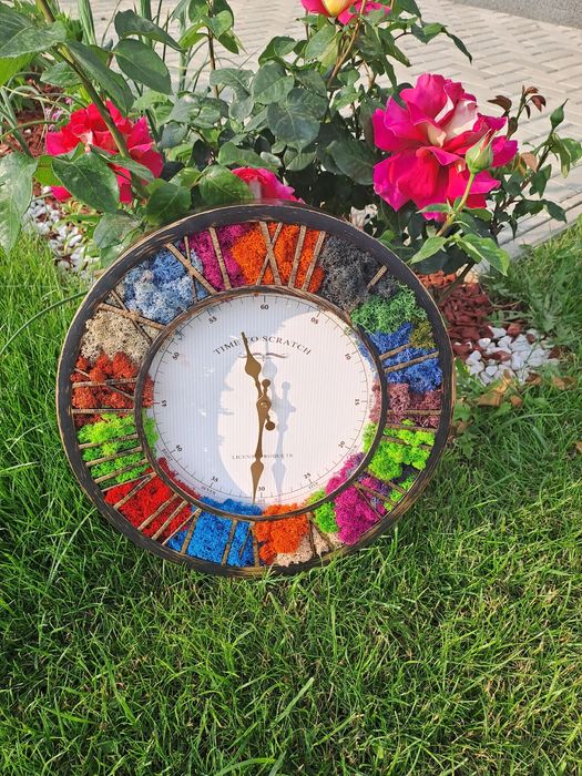 Ceas decorat licheni