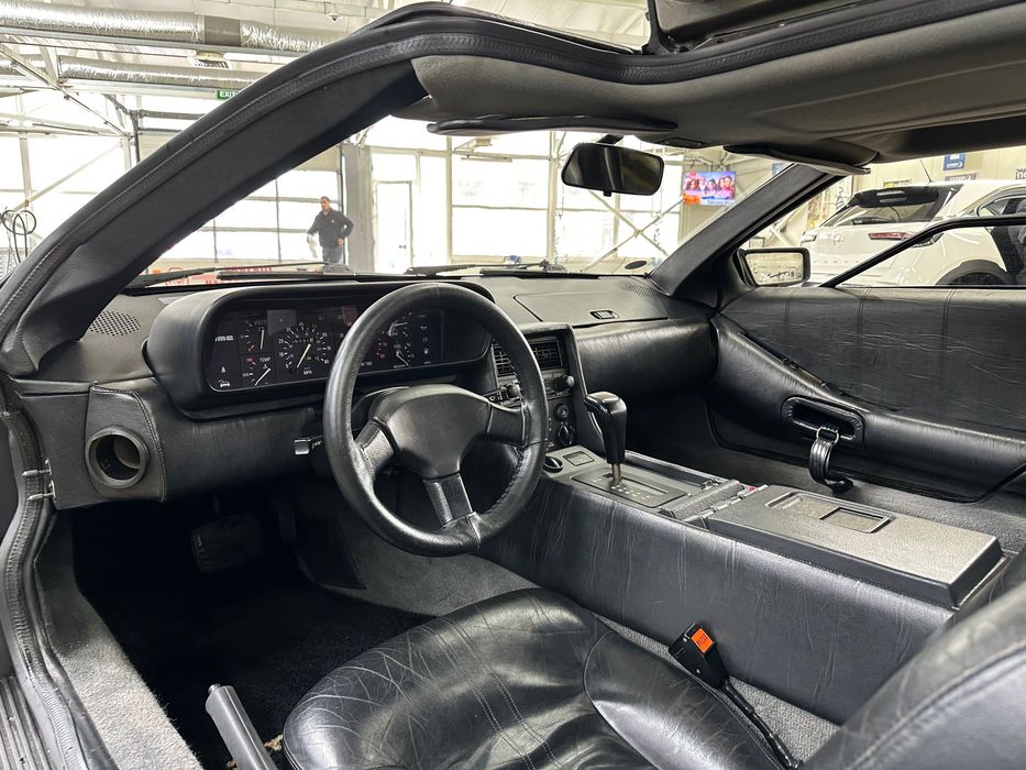 DMC 12 Delorean ретро