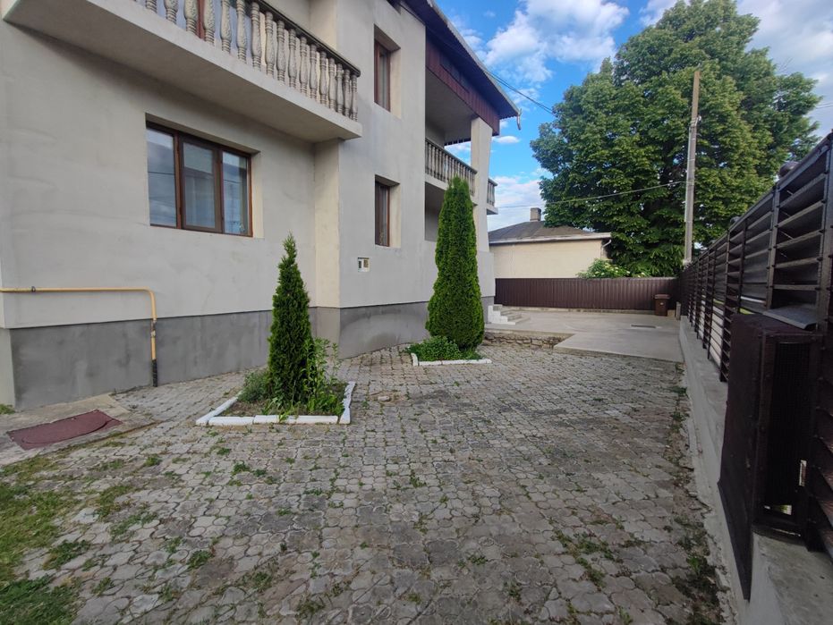 Casa 423 mp utili/  1023mp curte