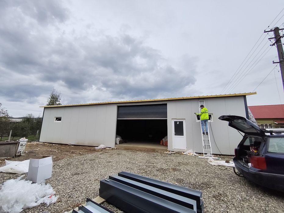 Garaje moderne din panouri sandwich – izolate, cu uși automate și geam