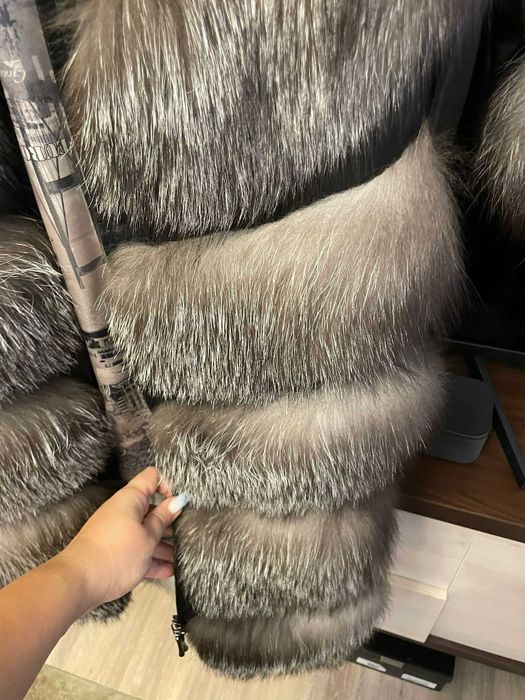 Vestă de blană de vulpe argintie cu inserții din piele neagră